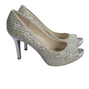 Audrey Brooke Womens Silver  With Gold Detail Peep Toe Pumps 4" Heels Size 8